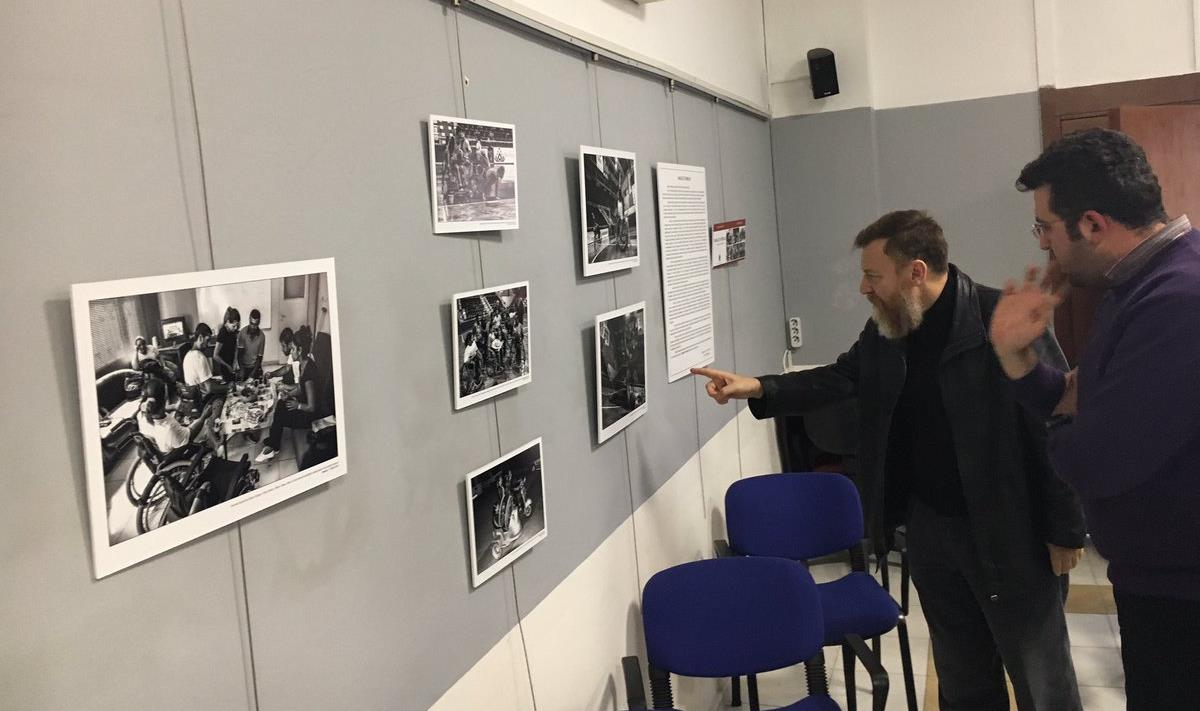 8. Engelsiz Yürekler fotograf sergisini ziyaret ederek, engelli vatandaşların sporla hayata