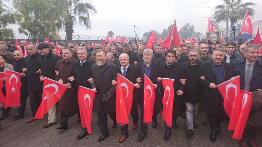 10. Mersin'de düzenlenen barış ve kardeşlik yürüyüşüne katılarak, Mersin'in tüm renkleriyle