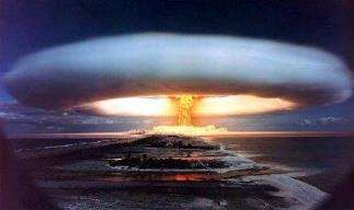 ilk atom bombasında nükleer madde olarak 60 kg Uranyum-235 kullanılmıştı. 2. Bombada Plutonyum-239 kullanıldı.