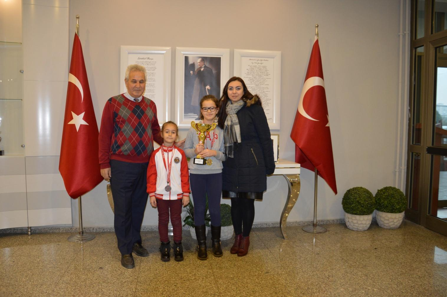 12.12.2016 İzmir'de düzenlenen Yaş Grupları Satranç Müsabakalarında 10 yaş kızlarda
