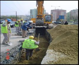 HDPE Boru Döşenmesi Yataklama malzemesinden sonra kabloların güvenliği için fens teli yerleştirilir.