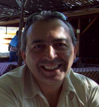 Yazar Faruk Çubukçu, bilgisayar eğitimi konusunda otuz yıla yakın deneyime sahip bir bilgi teknolojisi uzmanıdır.