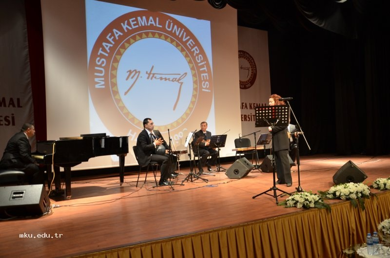 Azem Bozkurt Yahya Kemal in sevilen şiirlerini kendi yorumlarıyla okudular.