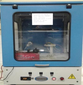 3.2.4 Nanoliflerin karakterizasyonu Şekil 3.4: Elektrodöndürme cihazı. 3.2.4.1 Taramalı elektron mikroskobu (SEM) Elde edilebilen nanoliflerin morfolojik özellikleri ve çaplarının belirlenmesi, SEM (Jeol JSM- 7000F, Japonya) cihazı kullanılarak gerçekleştirilmiştir.