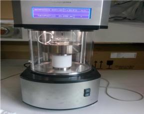 Şekil 3.5: Yüzey gerilimi ve temas açısını ölçme cihazı. 3.2.4.3 Nanolifin Zeta potansiyelinin ölçümü 1 mg nanolif 10 ml etanol içinde 0.1% (w/v) oranında disperse edildi.