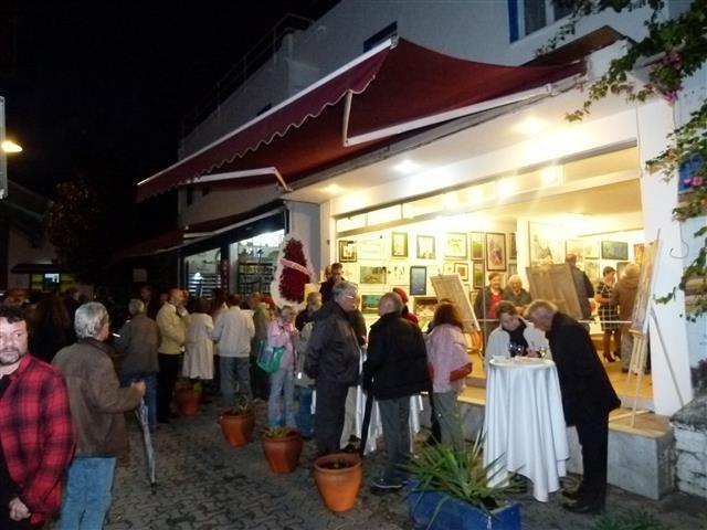 yaşayan sanatçıları bir araya getirmek olduğunu açıkladı.