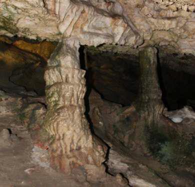 Sarkıt ve Dikitler: Doğal mağaraların tavanından sızarak damlayan kalsiyum karbonat yüklü suyun buharlaşarak kalsiyum karbonatının tabakalar halinde çökelmesi ile oluşur.
