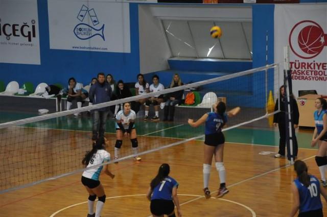 Lisesi karşı karşıya geldi. Bodrum Anadolu Lisesi, ilk seti 25-10, ikinci seti 25-18 üçüncü seti de 25-22 lik skorla alıp rakibini 3-0 mağlup etti.