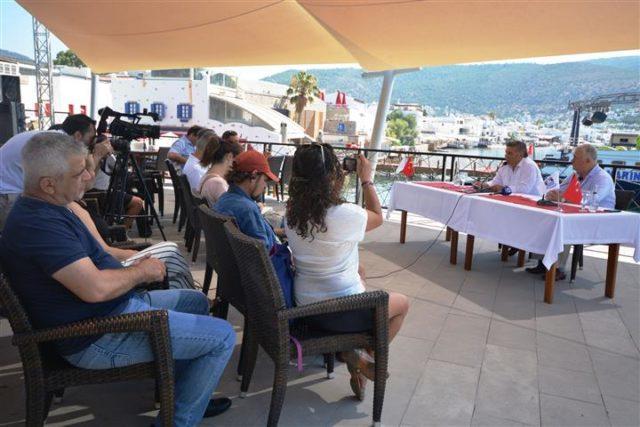 Bodrum Belediyesi Çalışmaları açıklandı yol sorunu çözülen 83 yaşında ki amca: yüzüm güldü Bodrum Belediye Başkan Yardımcısı Taner Uslu, Büyüklere Saygı Projesi kapsamında Pınarlıbelen Mahallesi