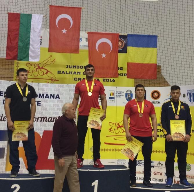 Üniversitemizin birçok yerleşkesinde açık ve kapalı spor tesisleri bulunmakta olup; bu tesislerimizde, öğrencilere ve personele boş zamanlarında spor yapma imkanı sağlanmaktadır.