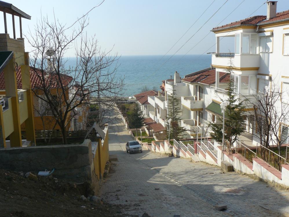 114 Belediye tesisinin açılmasının ardından sayfiye yazlık konutları, otel ve pansiyonlar açılmaya başlanmış, yerleşme hızla büyüyerek Saros Körfezi kıyı şeridinin en büyük yazlık yerleşimi olmuştur.