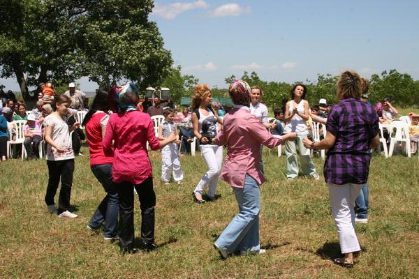 154 Uzun yıllar Anadolu da olduğu gibi Edirne de de bu etkinlik yapılmaktaydı. Günümüzde bir semt olan Yıldırım da bulunan Hıdır Baba Türbesi çevresi kentin Hıdırlık yeriydi.