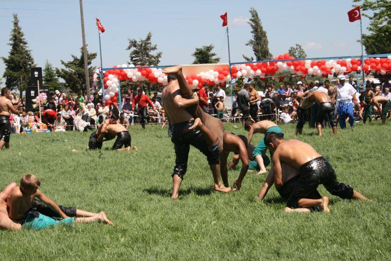 155 Edirne de yaşayan Alevi inancına sahip vatandaşlar ise bahar bayramını 21 Mart ı 22 Mart a bağlayan gece düzenledikleri özel cem ayini ile kutlamaktadır.