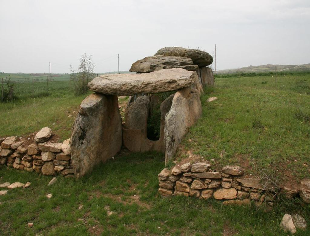 192 Prof. Şevket Aziz KANSU tarafından 1960 lı yıllarda Lalapaşa ve çevresinde yapılan incelemeler sonucunda 19 civarında dolmen ve menhirler (dikilitaş) saptanmıştır. Prof. Dr.