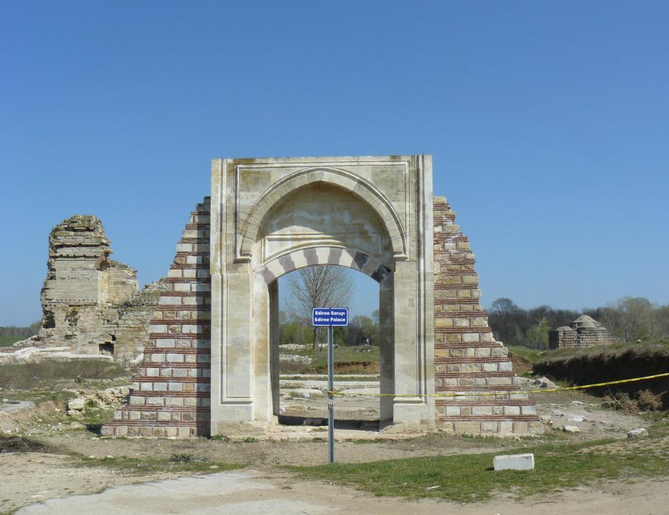 199 geliştirmişler ve kasırların sayısı 20 ye çıkarılmıştı. Edirne saraylarının parlak dönemi 1703 ayaklanmalarına değin sürmüş, III. Ahmet in Edirne den ayrılmasıyla da saray terk edilmiştir. 18.