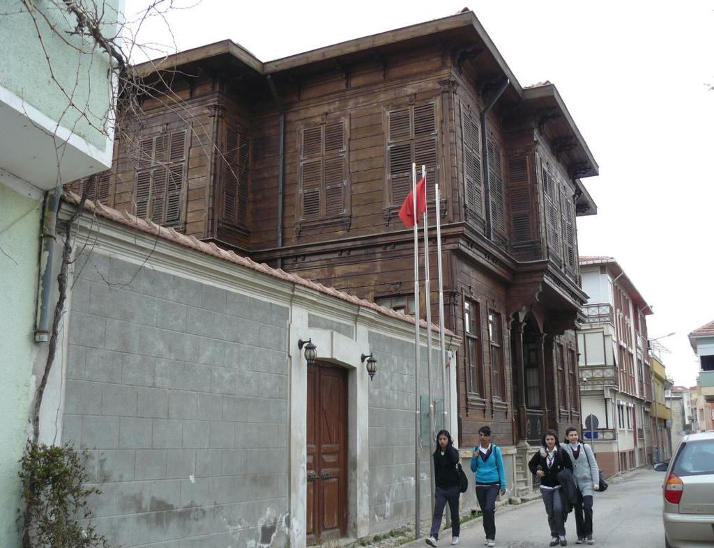 213 Vali Fahri Yücel Kent Tarihi Müzesi (Hafızağa Konağı): Selimiye Külliyesi nin hemen batısında bulunan kentin anıtsal mimari eserlerinden biri olan Hafızağa Konağı içinde yer almaktadır.