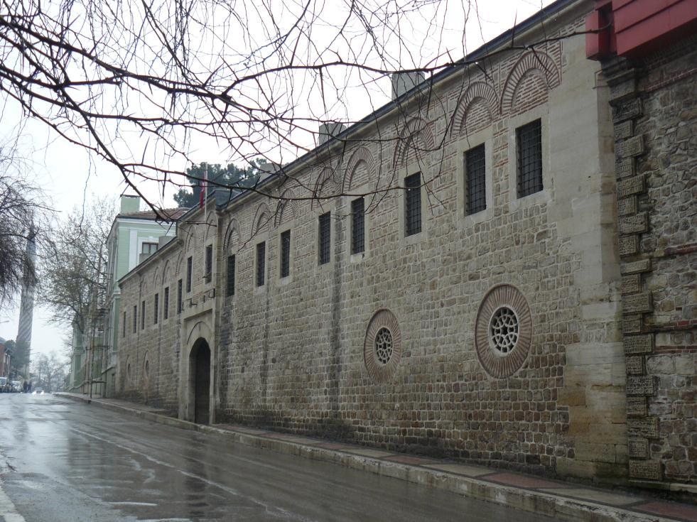 226 Fotoğraf 2.51. Devecihan Ön Kapı Girişi. Ali Paşa Çarşısı: Kanuni Sultan Süleyman ın son dönemlerinde, Hersekli Semiz Ali Paşa tarafından 1569 yılında Mimar Sinan a yaptırılmıştır.