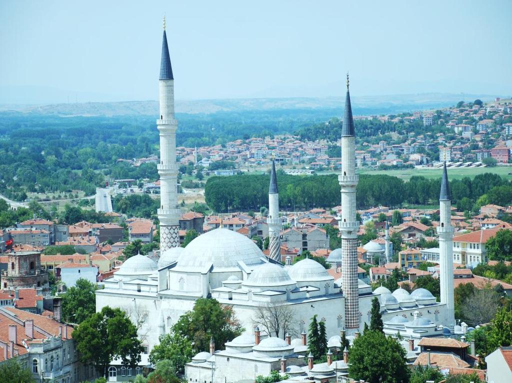 243 Fotoğraf 2.67. Üç Şerefeli Camii Dışarıdan Bir Görünüm. Caminin dört minaresi avlunun dört köşesindedir. Bu minarelerden en yüksek ve üç şerefeli olanı, camiye adını vermiştir.