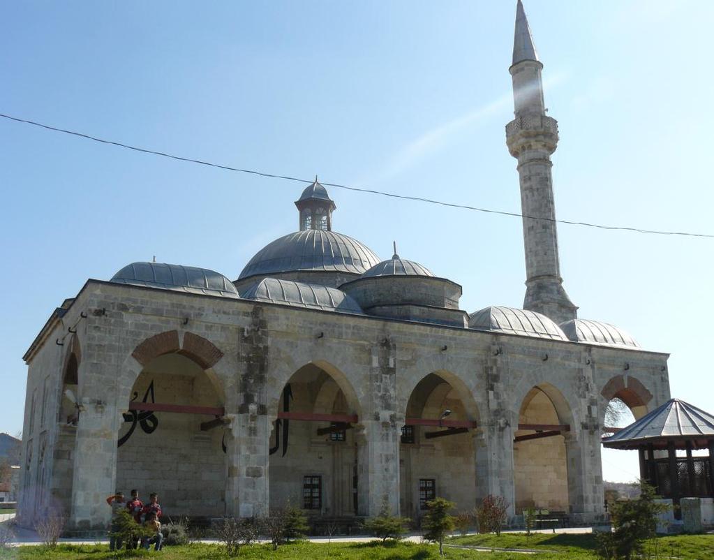 250 önemli yapıtlarındandır. Mihrap ve duvarları kaplayan çiniler, Türk Çini Sanatı nın en güzel örneklerindendir.