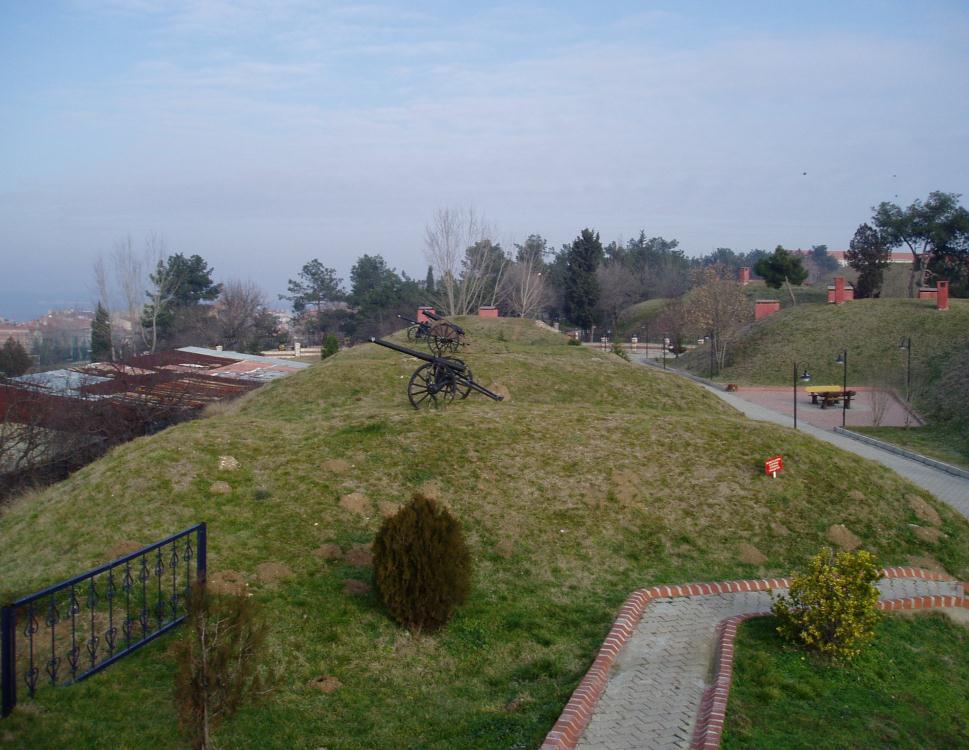 266 Edirne nin diğer önemli tabyası olan Kıyık Tabyası ise kentin kuzeyinde bulunan 104 m rakımlı Buçuk Tepe ye kuruludur.