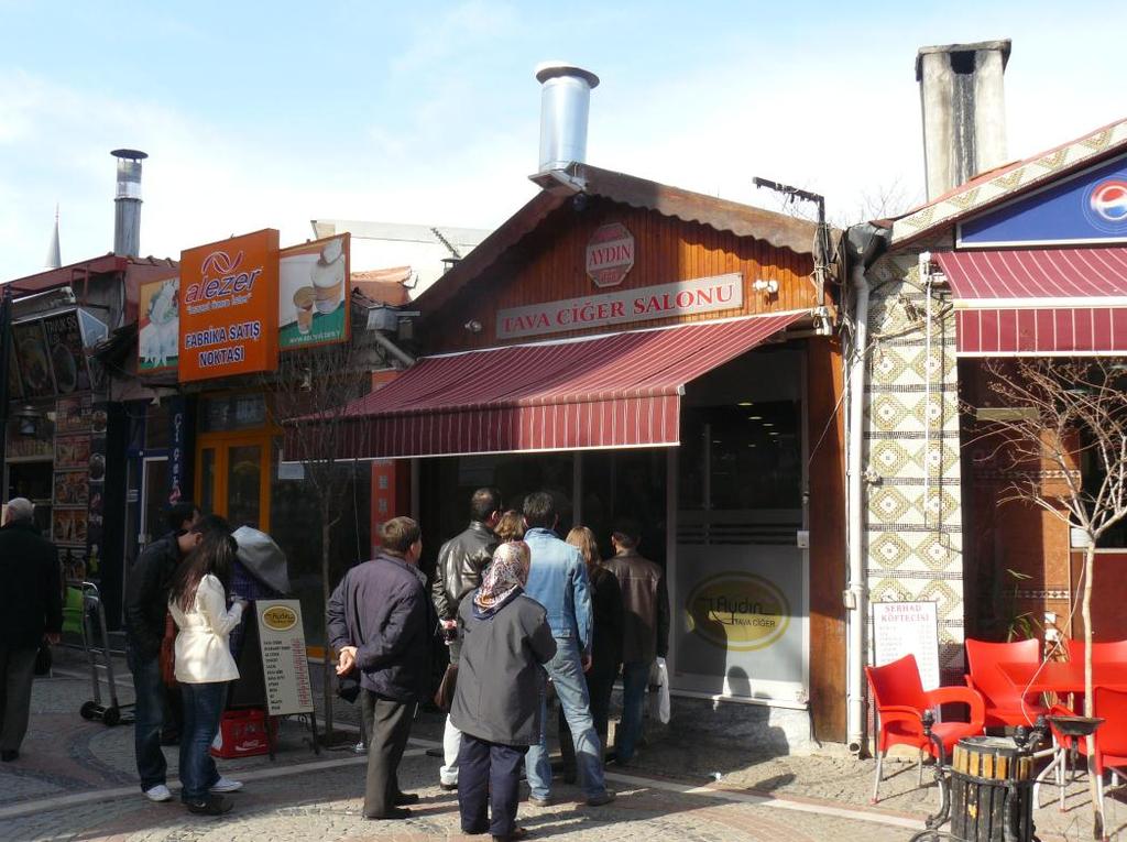 280 Fotoğraf 2.97. Edirne Mutfağı yla Sembolleşen ve Mutfağının En Çok Talep Gören Turistik Ürünü Olan Ciğer Tava Lokantalarından Bir Görünüm. 2.6.11.2. Etnoğrafik Öğeler ve Turizm Kültürel turizmin en önemli öğeleri arasında yer alan el sanatları, küreselleşen dünya turizminde giderek önem kazanmaktadır.