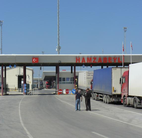 000 araç ve 1.500.000 yolcuya hizmet verebilecek kapasitede modern bir sınır kapısı olmuştur. 603 Hamzabeyli Sınır Kapısı ndan 2009 yılında 232.538 araç giriş-çıkış yapmıştır. 604 Fotoğraf 2.115.