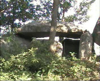 Şekil 5.38 Araştırma alanında sıklıkla görülen dolmenler (kapaklı kaya mezar) Tunç Çağı nın sonlarından M.Ö. 14-13, M.S. 3.