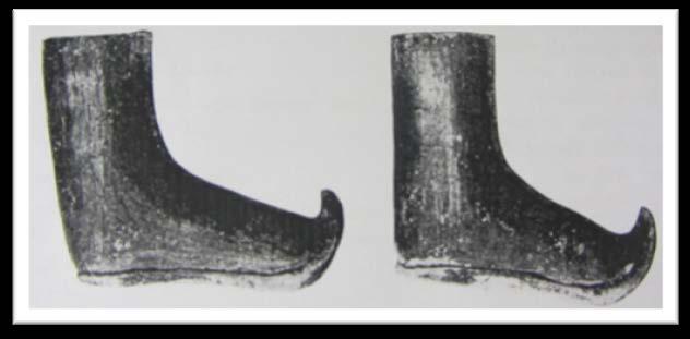 7 deki riton Sivri uçlu, birbirinin çifti olan ayakkabı biçimli kaplardır. N. Özgüç (1965: 44) Tek renkli, koyu kırmızı astarlı, kalın ve kısa gövdeli dir. Resim 4. 7.