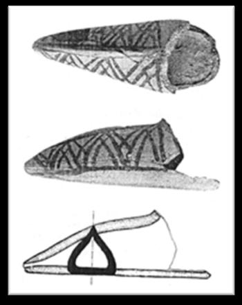 34 Resim 5.1 deki riton a göre gövdesi kırık kabın ayakucunda bir delik vardır. Benzer şekilde Boğazköy den (Bkz. s.9) ele geçen bir kapta da delik bulunmaktadır.