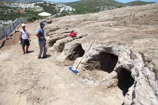 Derece sit alanı olan bölgede Bakanlık Müfettişlerinin yaptığı incelemeler doğrultusunda başlatılan kazılarda çok sayıda oda mezar ve örüntü mezar tespit edildi.