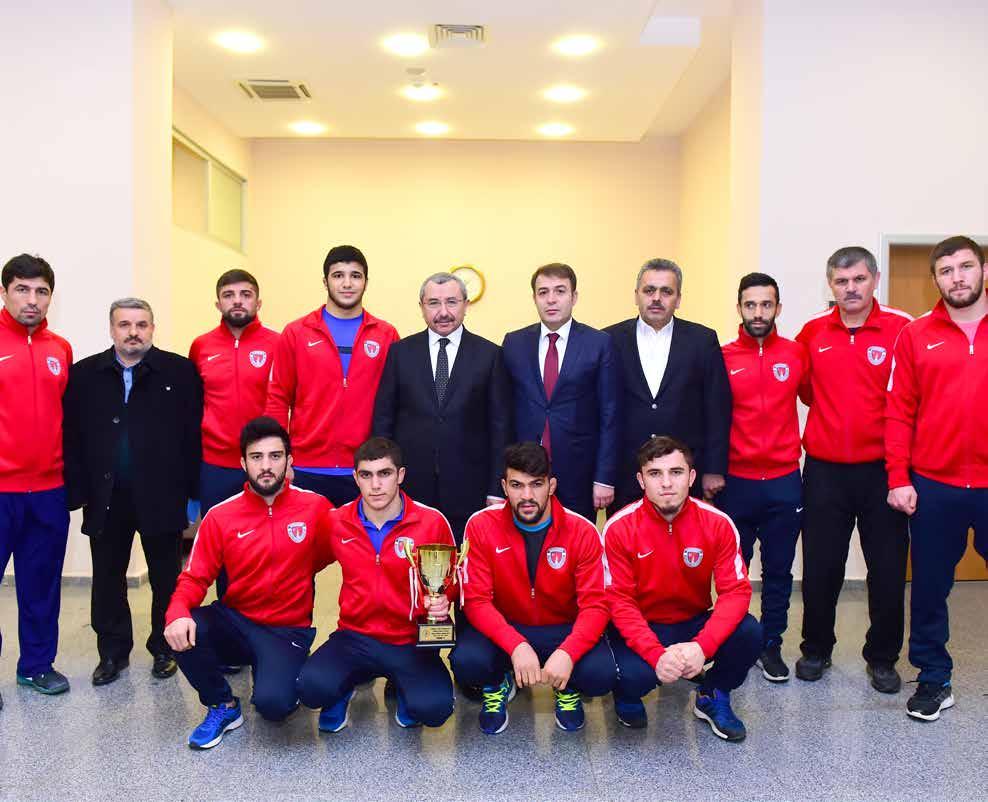 Spor ERDEM BAŞKAN DAN Minderin Aslanlarına Tebrik Türkiye Şampiyonası nda 1 altın, 3 gümüş ve 1 bronz madalya kazanarak takım halinde üçüncü olan Güreş takımı sporcularını ziyaret eden Başkan Erdem,