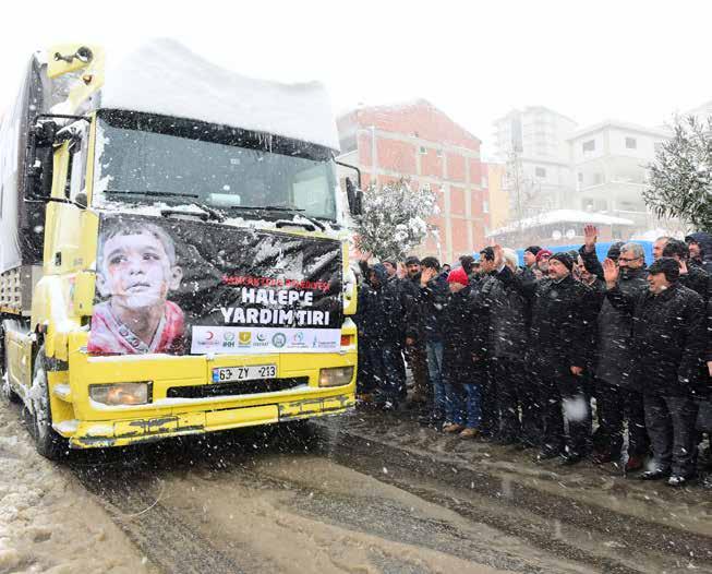 Yardım malzemelerinin yola çıkarılması için Yenidoğan Dörtyol mevkiinde düzenlenen törene Belediye Başkanı İsmail Erdem, Sancaktepe Kaymakamı Adnan Çakıroğlu, sivil toplum kuruluşu temsilcileri ve