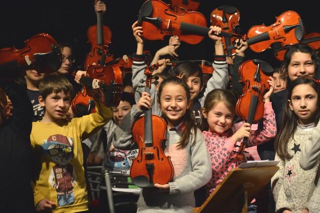 Uzun zamandır çaba gösterdiği Venezuela daki El Sistema gibi bir çocuk eğitim orkestrası kurma yolunda olumlu sonuca ulaştı (Venezüella nın dünyaya armağan ettiği El Sistema oluşumunun amacı; yoksul