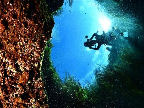 09 ÇEVRE BİZİM SORUNLARI BURALAR BOZKIRIN ORTASINDA BLUE HOLE E DALIŞ Eskişehir'in Çifteler İlçesi'ndeki Sakarya Nehri'nin doğduğu yer olan Sakaryabaşı mevkiinin altında, bazı denizlerin ortasında