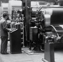 ONNEBY FABİKASINDAKİ İLK VİNİL ZEMİN KAPLAMASI ÜETİM HATTI Bir mühendis olan Willi Senn ilk vinil hattını inşa etmek için 1950 yılında onneby e geldi.