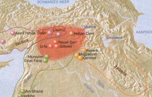 Güneydoğu Anadolu da, Şanlıurfa yakınlarında yer alan Göbekli Tepe de yapılan kazılarda, yerleşik yaşama geçişle ilgili mevcut bilgileri altüst edecek buluntular ortaya çıkarılmıştır (Resim 1).