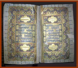 36 2.7.2. Serlevhalar Zahriye den hemen sonra gelen ve metnin başladığı serlevha sayfaları tek olabildikleri gibi özellikle Kur an-ı Kerimlerde çift sayfa şeklindedir.
