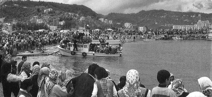 F:6 Giresun da yöre halk adan n etraf n dolaflabilmek için Aksu Deresi nin denize döküldü ü yerde toplan r/ In order to take a tour in the island people gather at the seaside, where the Aksu river