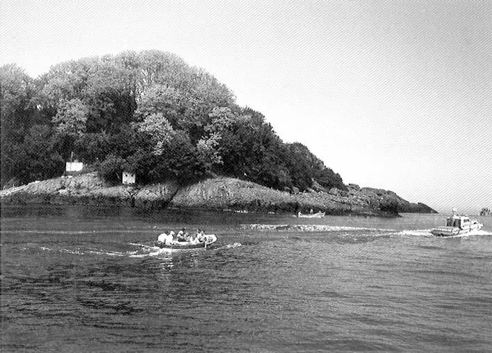 taking the boats for the tour/ Les gens montent dans les bateaux pour la promenade Aday dolan rlar/ Arrival to the Island/ Ils sont de retour de l île May s Yedisinde yüzenler y l boyunca sa l kl