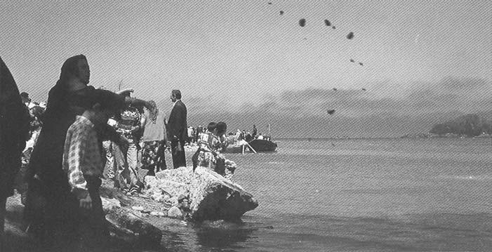 F: 4-5 May s Yedisi töreninde sacayaktan geçildikten sonra Aksu Deresi 7 çift 1 tek taflla tafllan r/ People throw stones to the sea/ Les gens jettent des pierres dans la mer Yörede May s Yedisi haz