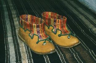 Şekil 3 ve 4 de giyimin alt kısmında paçaları desenli donu (bazı kaynaklarda don yerine şalvar olarak yazılır) da görebiliyoruz. Ayaklara parlak pembe çoraplar giyilmiştir.