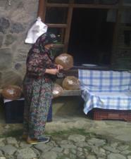 (Fotoğraf 2) Bursa dan daha soğuk ve ayaz olan Cumalıkızık köyünün gelenek ve göreneklerinde sünnet çocuğu, evlenecek genç kız, askere gidecek erkek ata bindirilerek, davul zurna eşliğinde köy