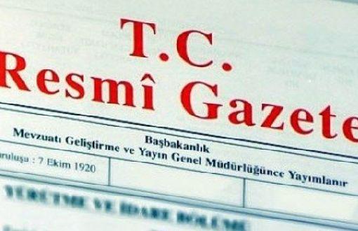 Üç yeni KHK yayımlandı OHAL in üçüncü kez uzatılmasının ardından Hükümet, üç yeni KHK daha yayınladı. Kararnamelerle milli güvenliğe karşı faaliyette bulunduğuna karar verilen 83 dernek kapatıldı.