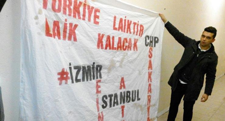 Pankart asan CHP lilere huzuru bozmak tan soruşturma Sakarya da bir alıveriş merkezinde Türkiye laiktir, laik kalacak Ankara, İstanbul, Antep, İzmir, Reina yazılı pankart asan CHP li üç kişi hakkında