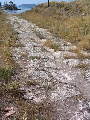 Korint Kıstağı nda oluk açılmış kireçtaşı yol kalıntısı -Grooved limestone road remains at Corinth Isthmus- İki nokta arasında çizgisel hareket -Linear motion between two points- Konu ağır yük