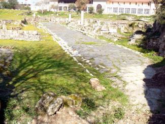 Doğal taş ile inşa edilen yollar -Roads paved with natural stone- Asfalt ve beton gibi malzemelerin olmadığı dönemlerde yol yapımı, insan