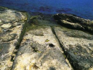 000 den kaldığı tahmin edilen ve Malta Adasında bulunan oluklu çek çek yolları (cart ruts), M.