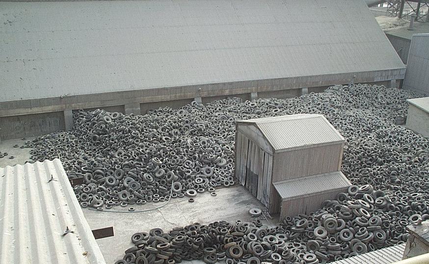 40 Şekil 3.1 Çimento fabrikasında atık lastiklerin depolanışı (Akçansa A.Ş) Şekil 3.2 Atık lastiklerin otomosyonla fırına verilişi (Akçansa A.