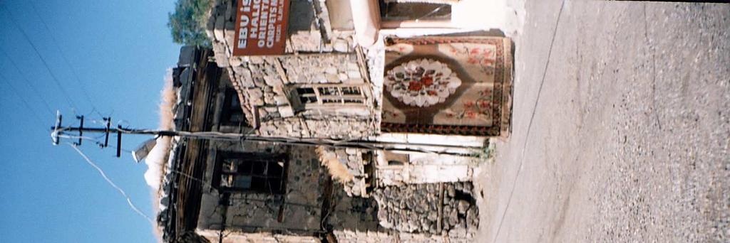 25 Fotoğraf 2.1. Cami-i Kebir Mahallesinden Bir Görünüm 2.1.1.Erzurum Kalesi Şehirlerin ilk nüvesini teşkil eden kaleler, dört tarafı çevreleyen mahfuz duvarlarıyla şehirlerin gelişip büyümesinde vazgeçilmez unsurdu.
