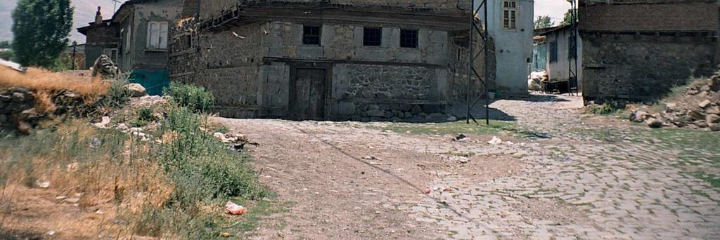 Emir Şeyh türbesine mescidin içerisinden açılan bir kapıdan beş basamak taş merdivenle inilir. Kubbeli bir türbedir. 183 Türbe içerisinde, ahşap üç sanduka bulunmaktadır.